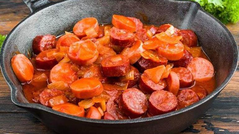 12. Gün Sahur Menüsü: Peynirli Tava Keki, Salçalı Sosis ve Reyhanlı Ayran