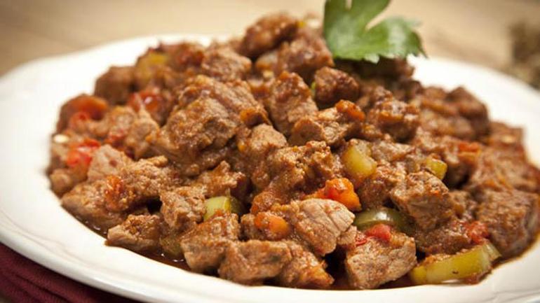 17. Gün İftar Menüsü: Tarhana Çorbası, Yoğurtlu Havuç Salatası, Fırında Mantarlı Et Sote ve Hira Tatlısı