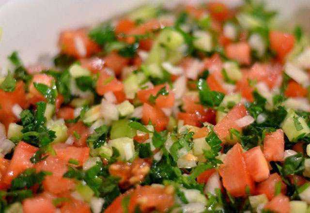 4. Gün İftar Menüsü: Ezogelin Çorbası, Peynir Köftesi, Kıymalı Çökertme Kebabi ve Kremalı Revani