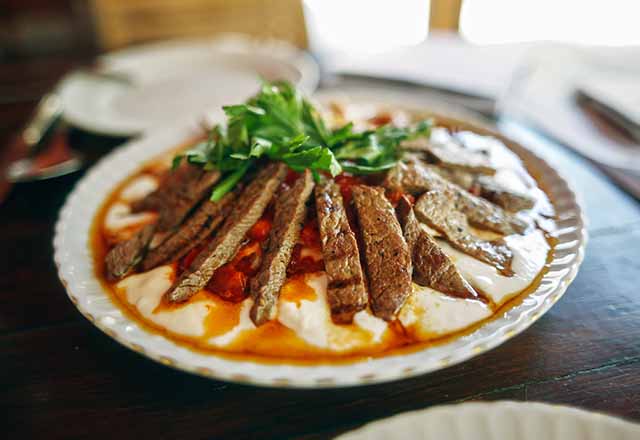 4. Gün İftar Menüsü: Ezogelin Çorbası, Peynir Köftesi, Kıymalı Çökertme Kebabi ve Kremalı Revani