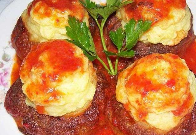 5. Gün İftar Menüsü: Yalancı Paça Çorbası, Paçanga Böreği, Çanak Köfte, Yoğurtlu Enginar Salatası ve Güllaç