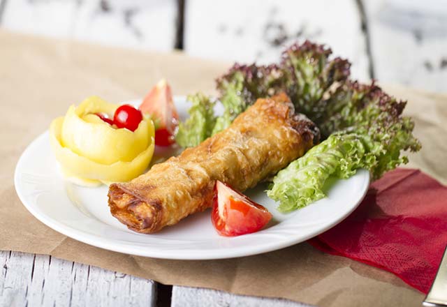 5. Gün İftar Menüsü: Yalancı Paça Çorbası, Paçanga Böreği, Çanak Köfte, Yoğurtlu Enginar Salatası ve Güllaç