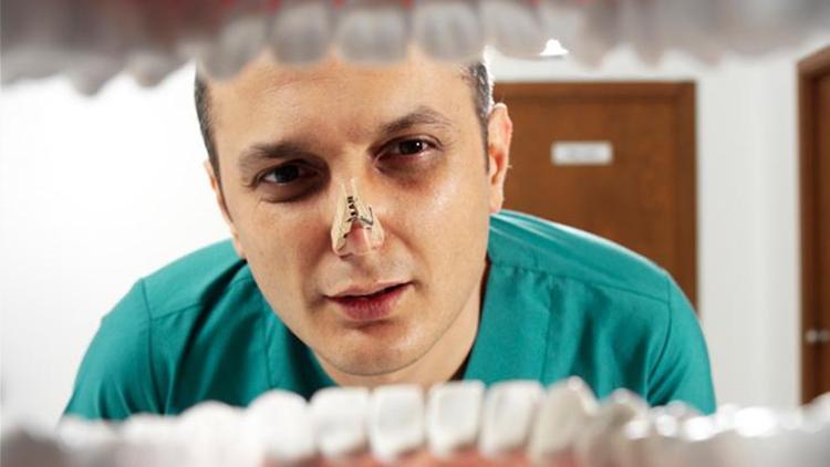 Ağız Kokusunu Gidermek için Gargara Kullanımı ve Diş Hijyeni İpuçları