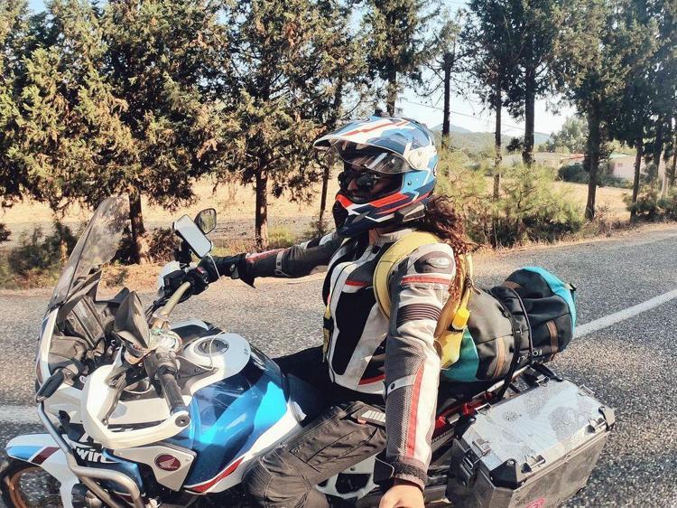 Asil Özbay: Motosikletle Dünyayı Gezen Öğretim Görevlisi