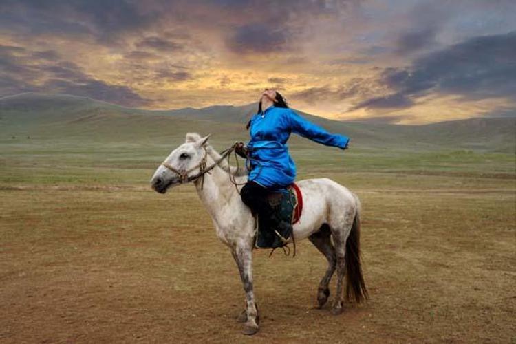 Asil Özbay: Motosikletle Dünyayı Gezen Öğretim Görevlisi
