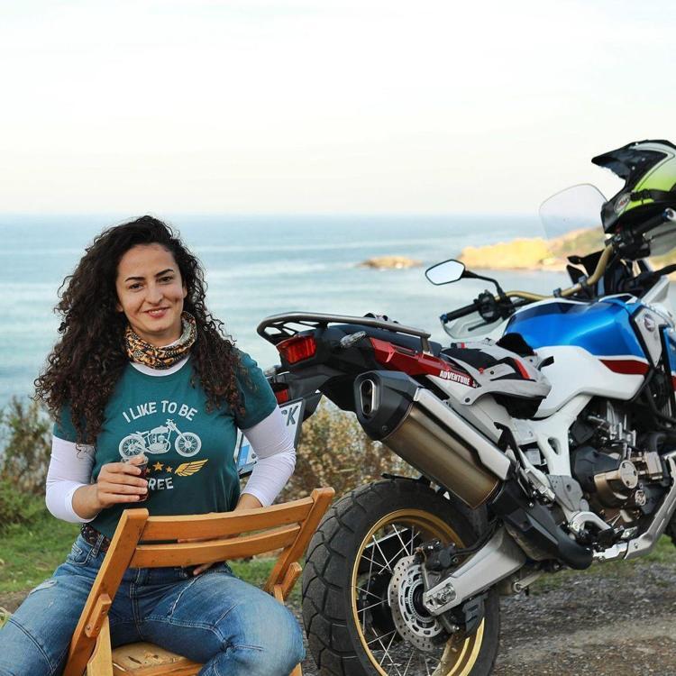 Asil Özbay: Motosikletle Dünyayı Gezen Öğretim Görevlisi