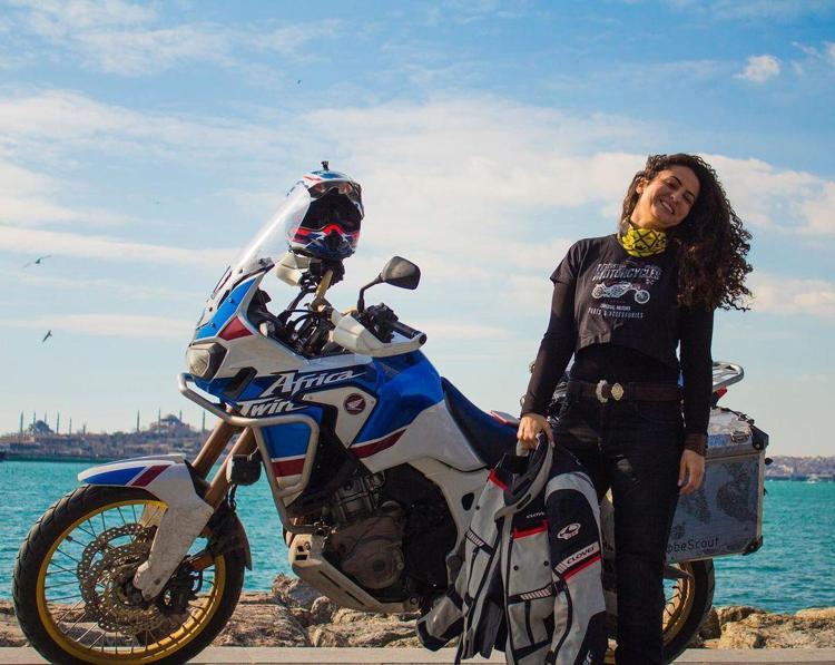 Asil Özbay: Motosikletle Dünyayı Gezen Öğretim Görevlisi