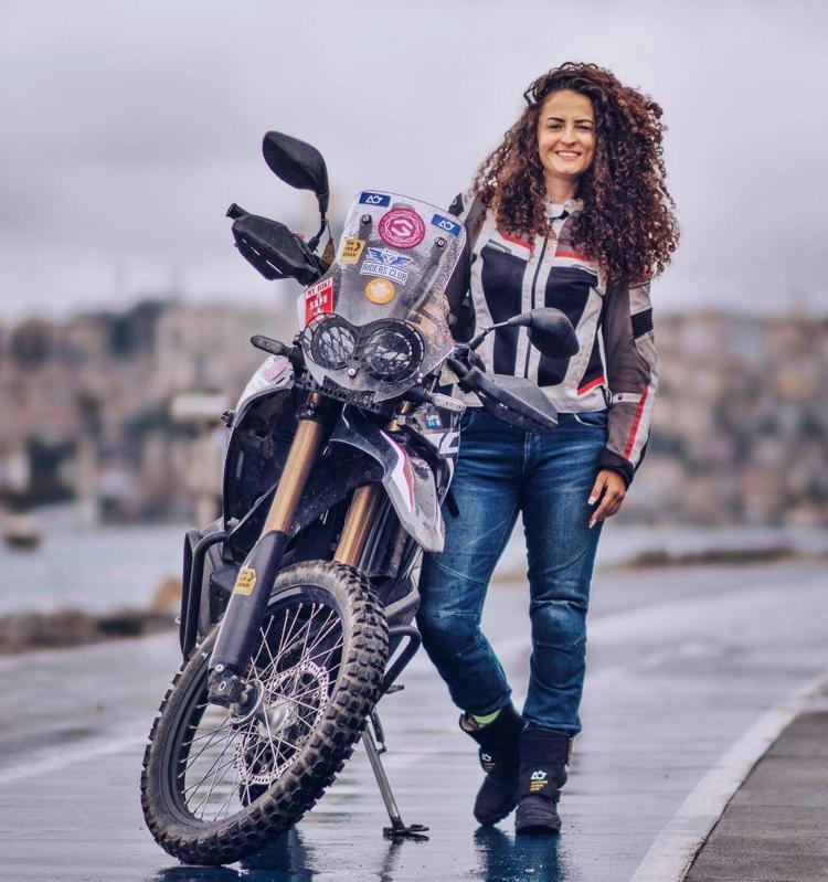 Asil Özbay: Motosikletle Dünyayı Gezen Öğretim Görevlisi