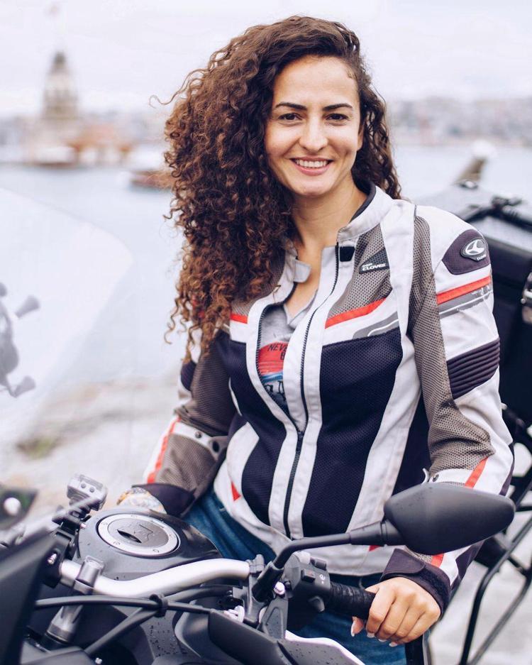 Asil Özbay: Motosikletle Dünyayı Gezen Öğretim Görevlisi