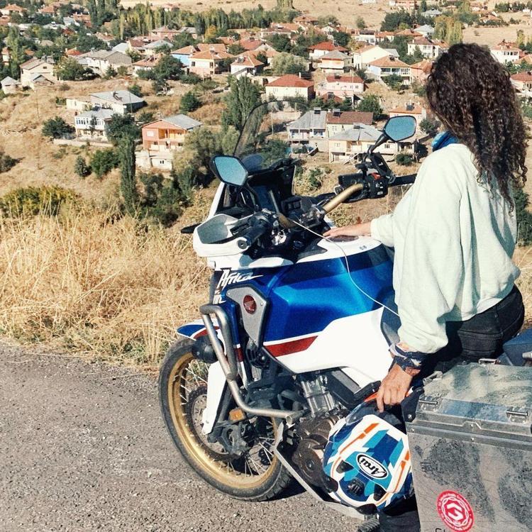 Asil Özbay: Motosikletle Dünyayı Gezen Öğretim Görevlisi