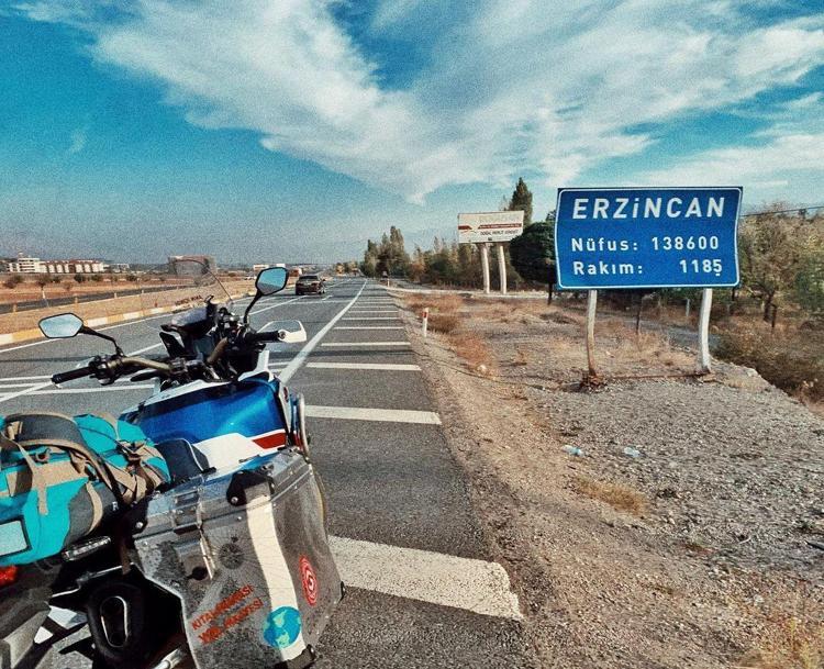 Asil Özbay: Motosikletle Dünyayı Gezen Öğretim Görevlisi