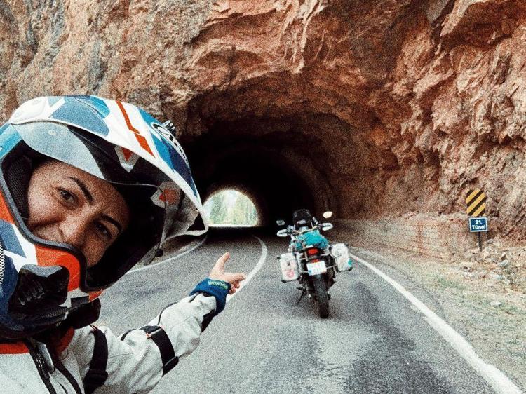 Asil Özbay: Motosikletle Dünyayı Gezen Öğretim Görevlisi