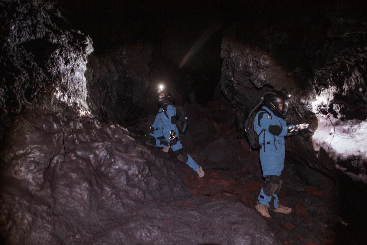 Astronot Kıyafetleriyle Hawaii'de Lav Tünellerinin Keşfi