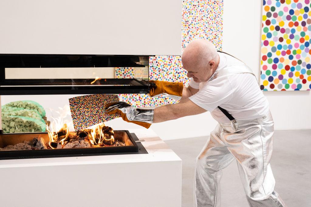 Damien Hirst'ün Eserlerini Yakma Kararı