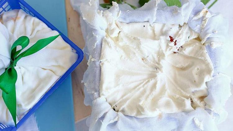 Ev Yapımı Çökelek Peyniri Tarifi ve Peynir Altı Suyunun Kullanımı