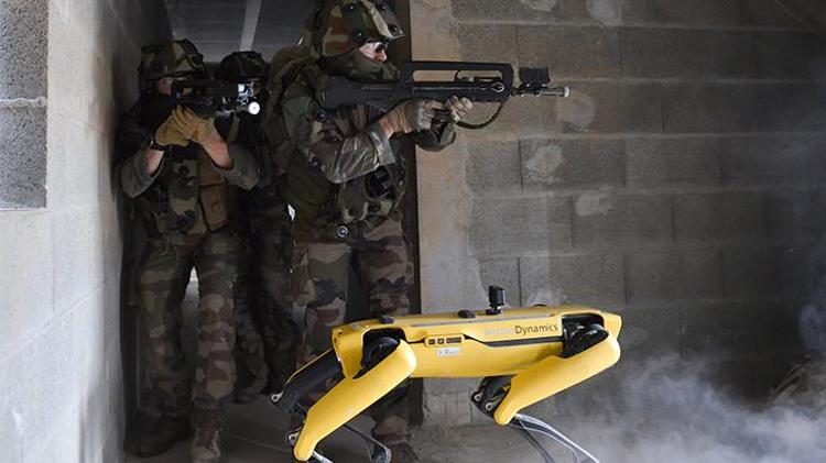 Fransa'da Boston Dynamics Robot Köpeği Spot'un Askeri Testleri