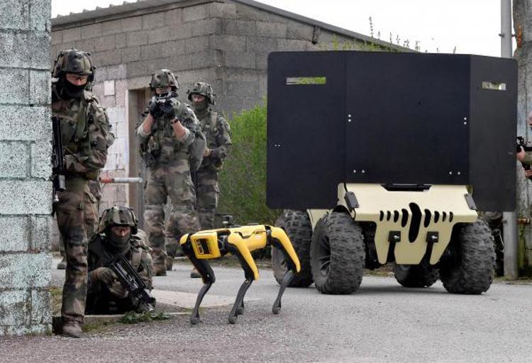 Fransa'da Boston Dynamics Robot Köpeği Spot'un Askeri Testleri