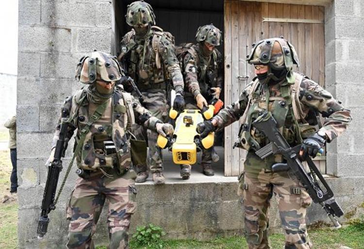 Fransa'da Boston Dynamics Robot Köpeği Spot'un Askeri Testleri