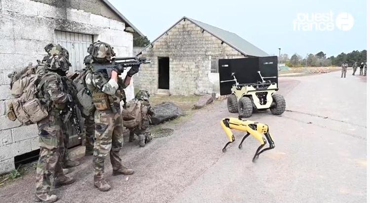 Fransa'da Boston Dynamics Robot Köpeği Spot'un Askeri Testleri