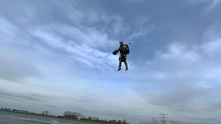 Jetpack ile Uçan Askerler: Geleceğin Askeri Operasyonları