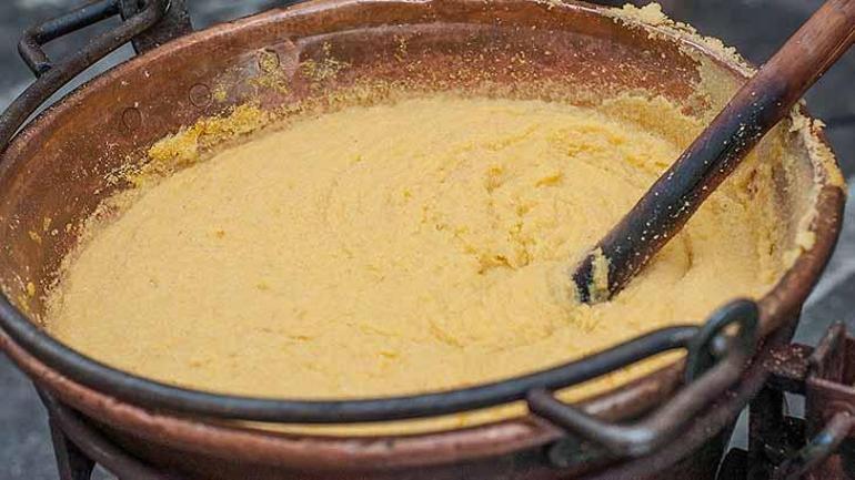 Kavrulmuş Mantarlı ve Pastırmalı Polenta Tarifi