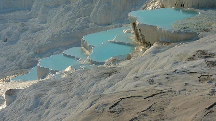 Pamukkale ve Hierapolis: Doğanın ve Tarihin Büyüleyici Buluşması