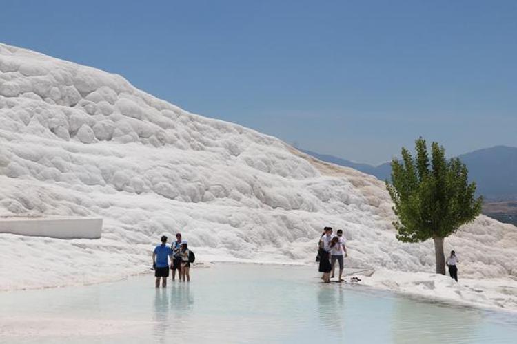 Pamukkale ve Hierapolis: Doğanın ve Tarihin Büyüleyici Buluşması