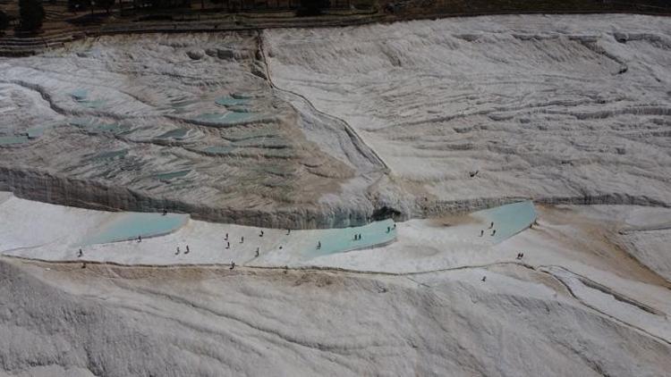Pamukkale ve Hierapolis: Doğanın ve Tarihin Büyüleyici Buluşması