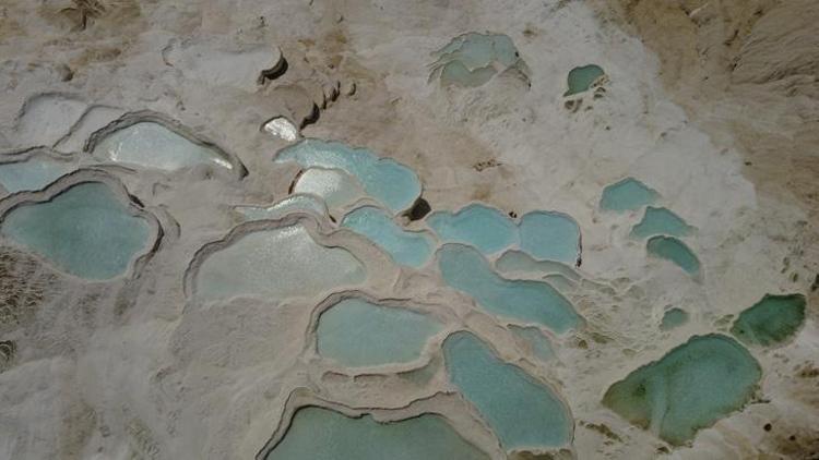 Pamukkale ve Hierapolis: Doğanın ve Tarihin Büyüleyici Buluşması