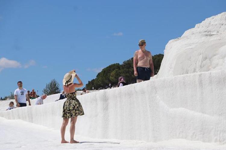 Pamukkale ve Hierapolis: Doğanın ve Tarihin Büyüleyici Buluşması