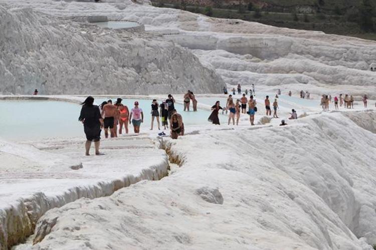 Pamukkale ve Hierapolis: Doğanın ve Tarihin Büyüleyici Buluşması
