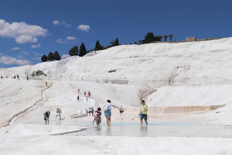 Pamukkale ve Hierapolis: Doğanın ve Tarihin Büyüleyici Buluşması