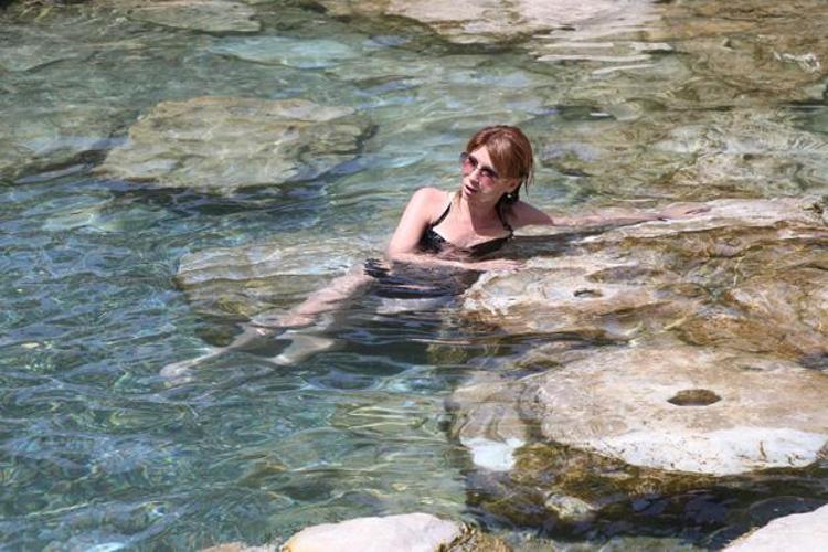 Pamukkale ve Hierapolis: Doğanın ve Tarihin Büyüleyici Buluşması