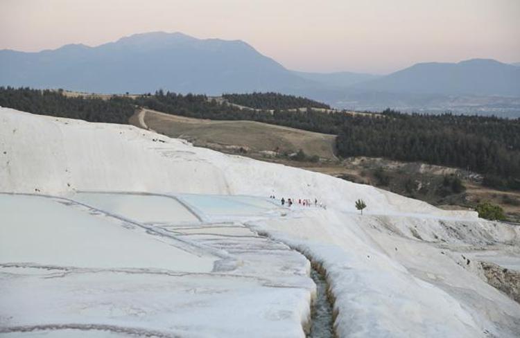 Pamukkale ve Hierapolis: Doğanın ve Tarihin Büyüleyici Buluşması