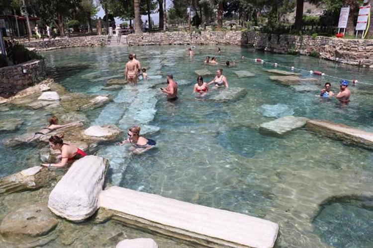 Pamukkale ve Hierapolis: Doğanın ve Tarihin Büyüleyici Buluşması