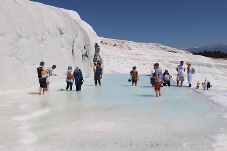 Pamukkale ve Hierapolis: Doğanın ve Tarihin Büyüleyici Buluşması