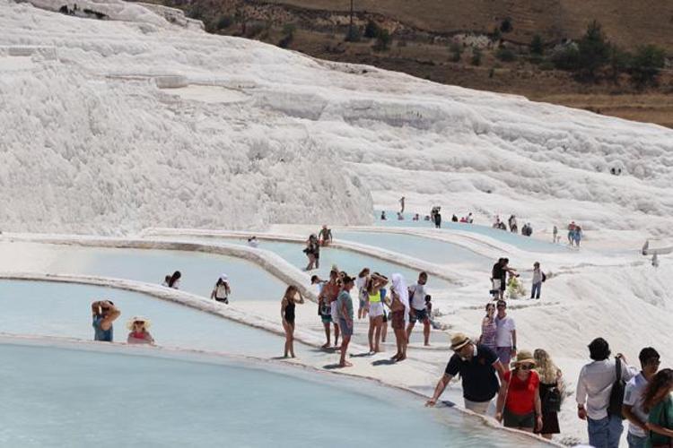 Pamukkale ve Hierapolis: Doğanın ve Tarihin Büyüleyici Buluşması