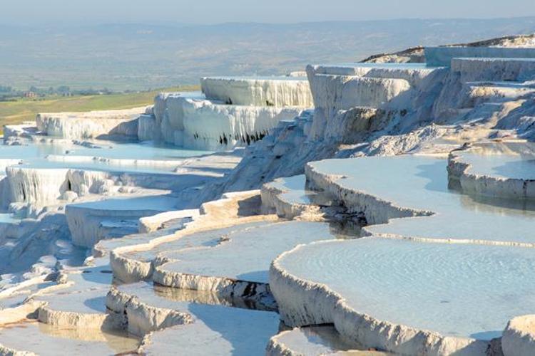 Pamukkale ve Hierapolis: Doğanın ve Tarihin Büyüleyici Buluşması