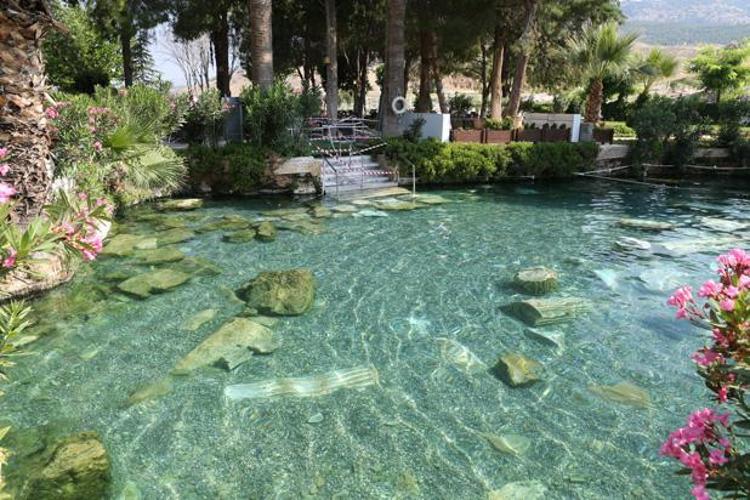 Pamukkale ve Hierapolis: Doğanın ve Tarihin Büyüleyici Buluşması