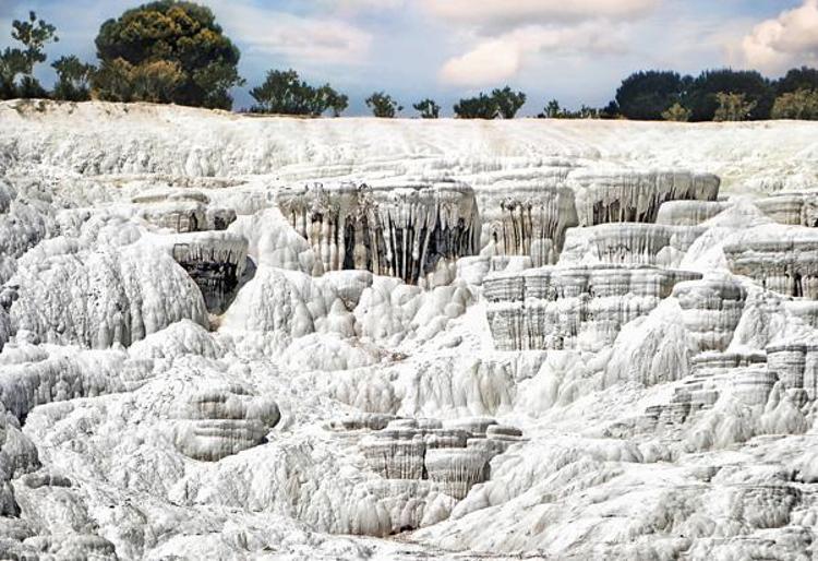 Pamukkale ve Hierapolis: Doğanın ve Tarihin Büyüleyici Buluşması