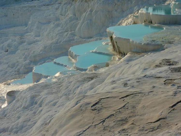 Pamukkale ve Hierapolis: Doğanın ve Tarihin Büyüleyici Buluşması