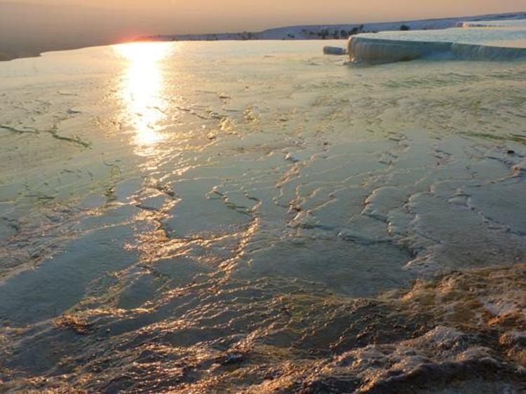 Pamukkale ve Hierapolis: Doğanın ve Tarihin Büyüleyici Buluşması