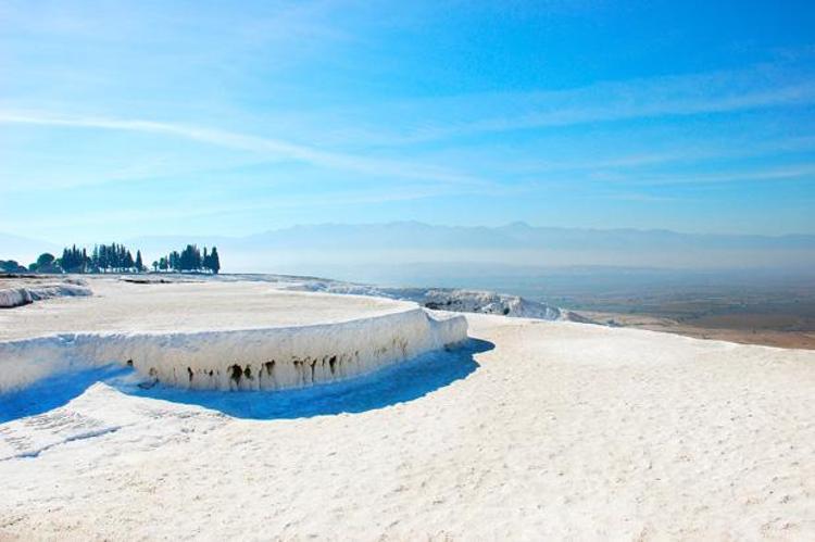 Pamukkale ve Hierapolis: Doğanın ve Tarihin Büyüleyici Buluşması