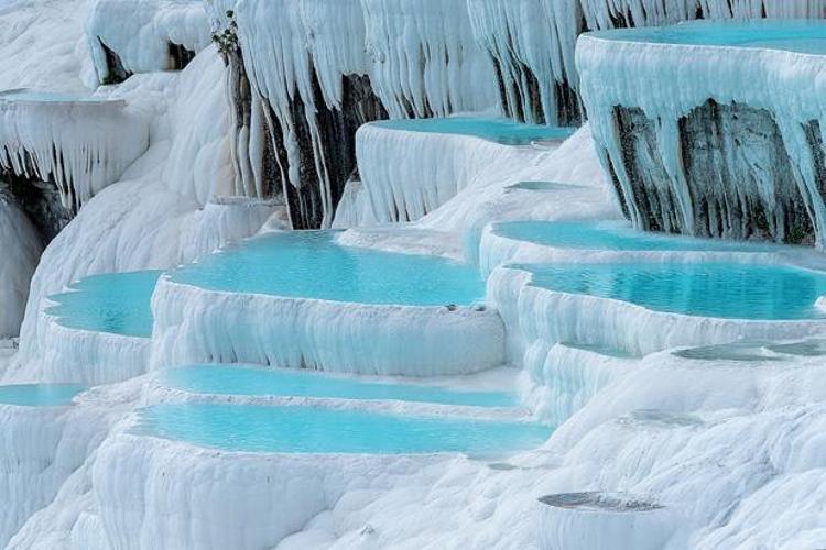 Pamukkale ve Hierapolis: Doğanın ve Tarihin Büyüleyici Buluşması