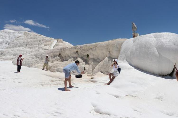 Pamukkale ve Hierapolis: Doğanın ve Tarihin Büyüleyici Buluşması