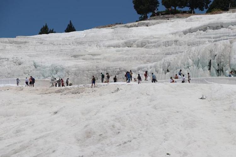 Pamukkale ve Hierapolis: Doğanın ve Tarihin Büyüleyici Buluşması