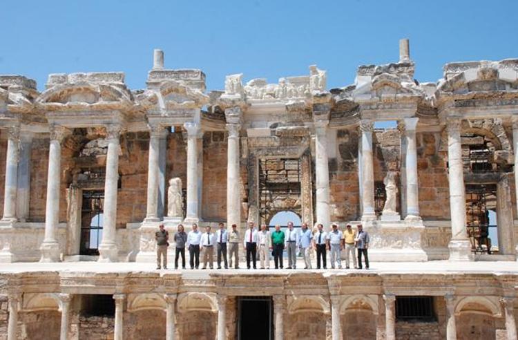 Pamukkale ve Hierapolis: Doğanın ve Tarihin Büyüleyici Buluşması