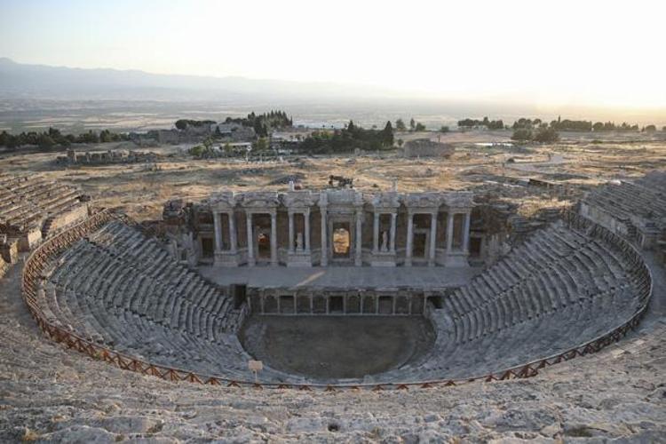 Pamukkale ve Hierapolis: Doğanın ve Tarihin Büyüleyici Buluşması