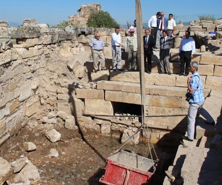 Pamukkale ve Hierapolis: Doğanın ve Tarihin Büyüleyici Buluşması
