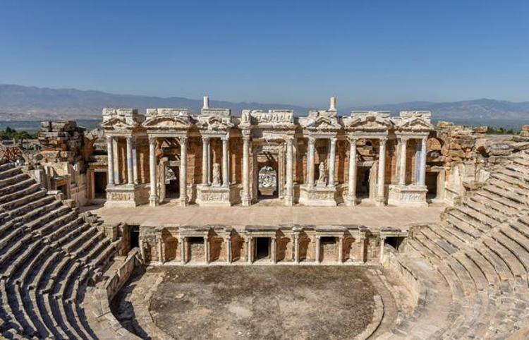 Pamukkale ve Hierapolis: Doğanın ve Tarihin Büyüleyici Buluşması